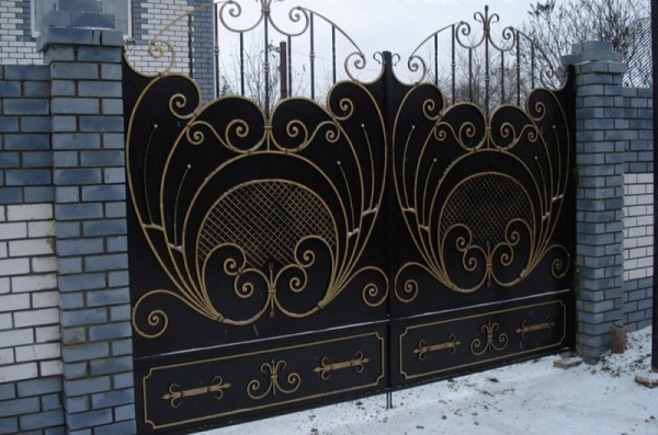 Установка кованых въездных ворот, цена в Минске